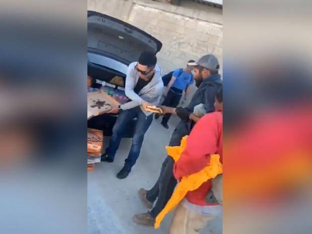 VÍDEO | Joven regala pizza a los mas necesitados y no era un Youtuber