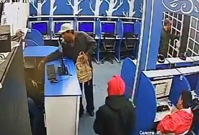 VÍDEO | Caen dos por asalto en cibercafé de Ecatepec