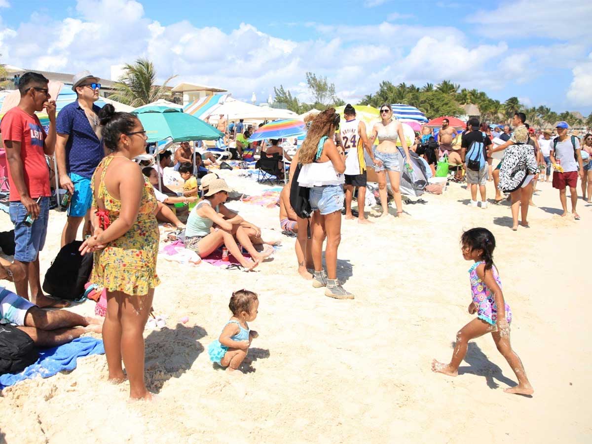 Al son de ‘las playas son públicas’, realizan picnic en Playa Mamitas