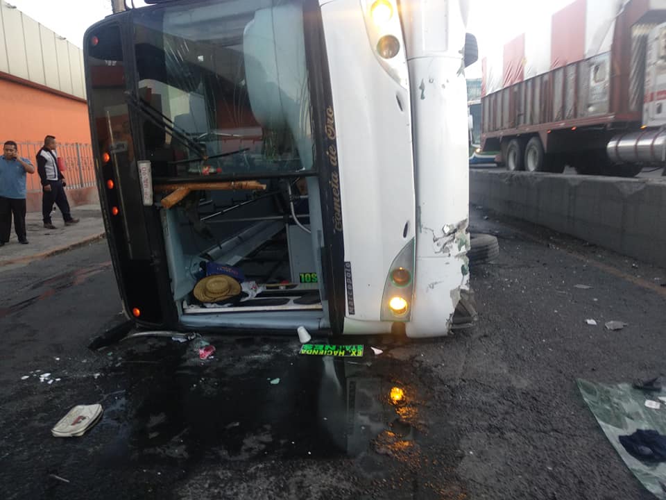 Vuelca autobús en la autopista México-Pachuca; hay al menos 15 heridos