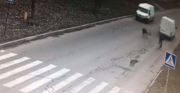 VIDEO | Niño en bicicleta se estrella contra un carro