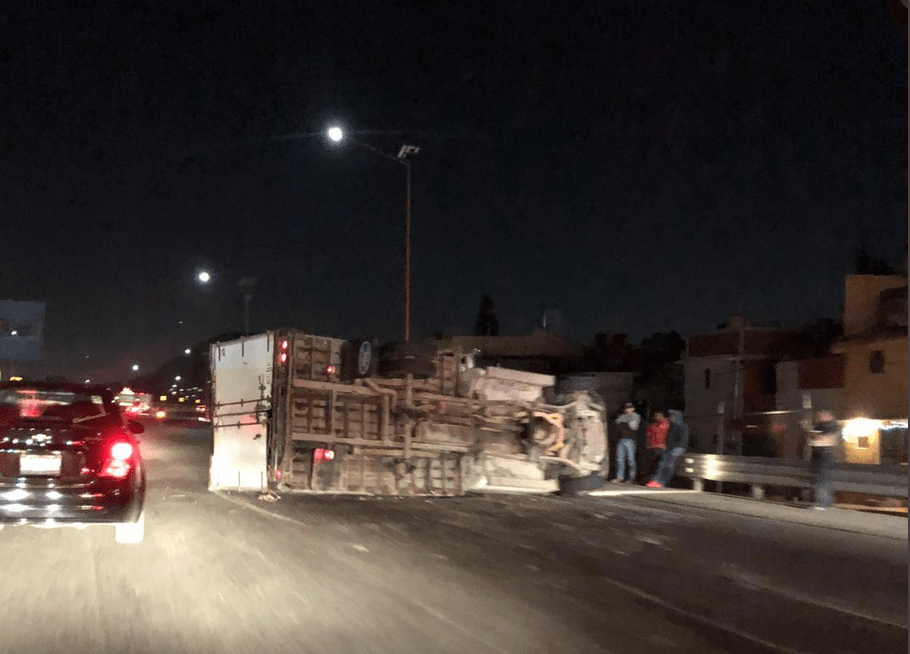 Video Volcadura de trailer en la México Pachuca.