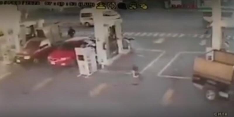 Con armas largas asaltan a empleados y clientes de gasolinera en Edomex