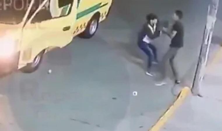 VÍDEO | Asalta a mujer en calles de Ojo de Agua en Tecámac… pero se le cayó su INE
