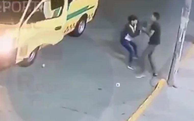 VÍDEO | Asalta a mujer en calles de Ojo de Agua en Tecámac… pero se le cayó su INE