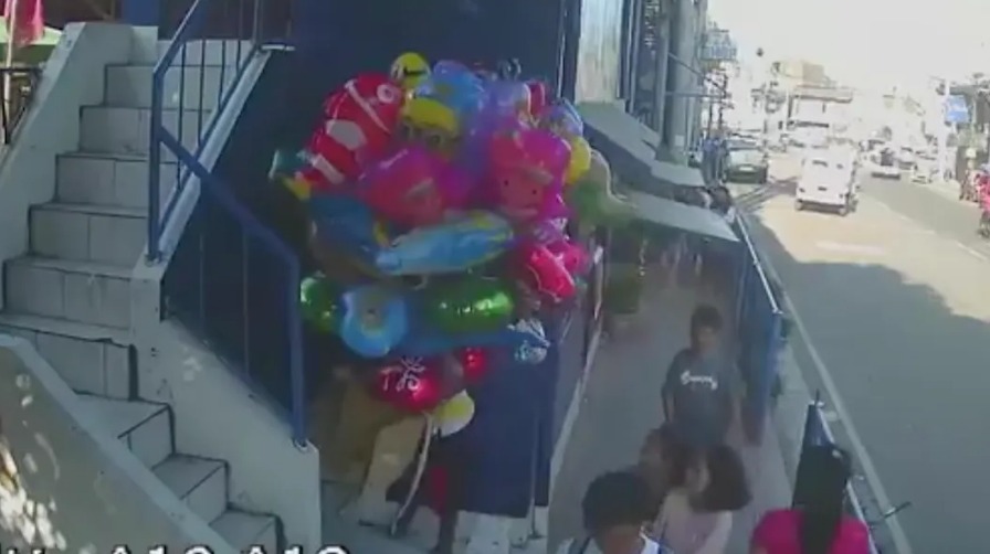 Vídeo | Adolescentes prenden fuego a vendedor de globos “por diversión”