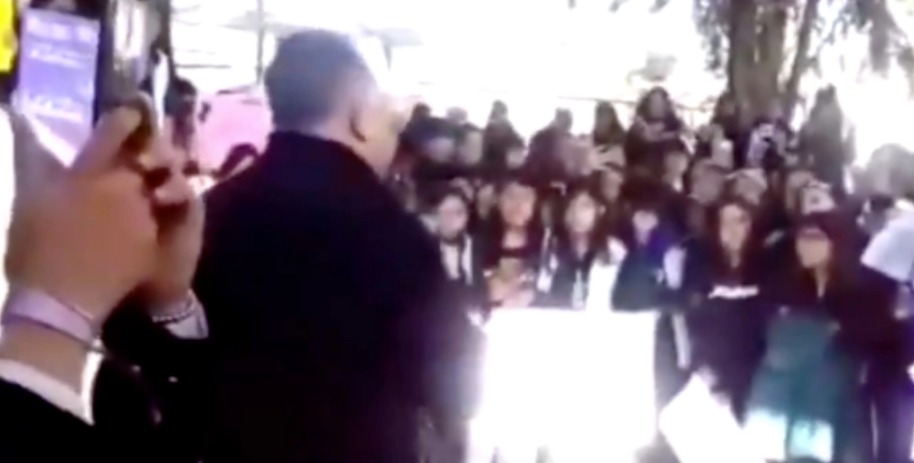 VÍDEO | Director de Secundaria en Cuautitlán asegura que las niñas provocan que graben bajo su falda