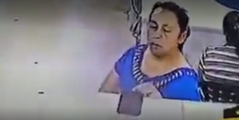 Mujer roba celular de médico que atendía a su familiar