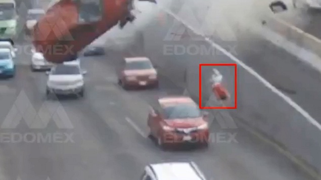 VÍDEO | Momento del accidente en las Torres de Satelite del segundo piso de Periférico