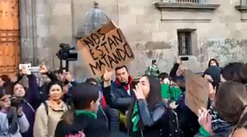 Mujeres se manifiestan afuera de Palacio Nacional para exigir alto a los feminicidios en México