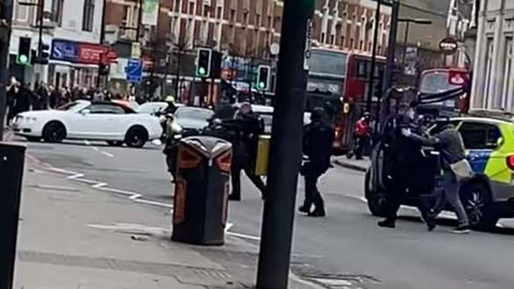 Policía Metropolitana reporta ataque con arma punzocortante en Londres