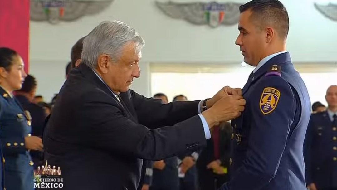 AMLO condecora a militares en Día de la Fuerza Aérea