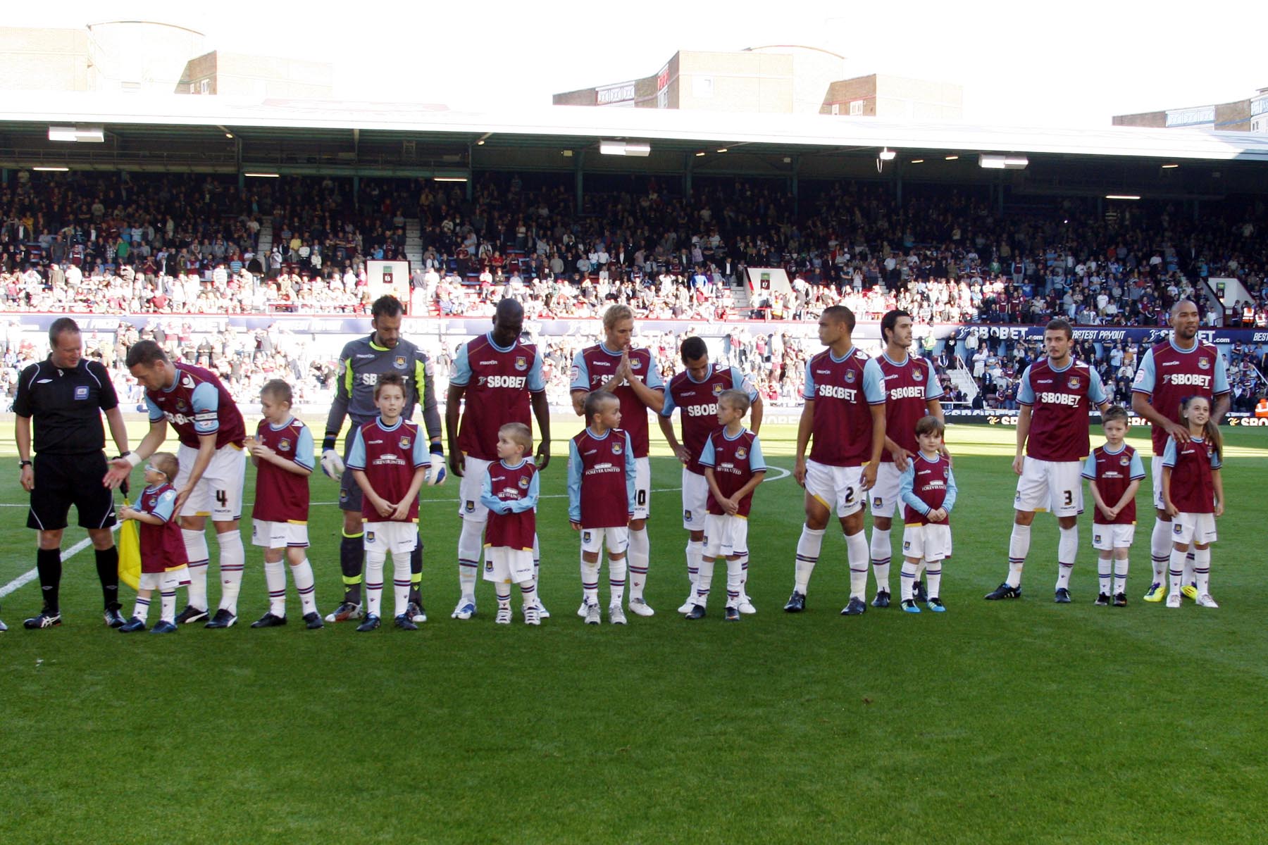 Algunos clubes del futbol inglés cobran para ser “mascot”