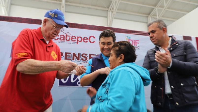 Entregan 6 mil anteojos gratuitos a habitantes de Ecatepec