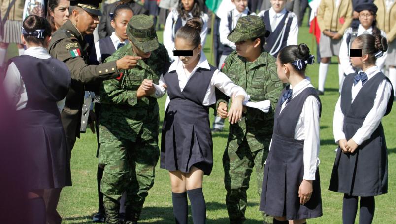 Por esperar saludo de AMLO bajo el Sol, 10 niños se desmayaron en Campo Marte