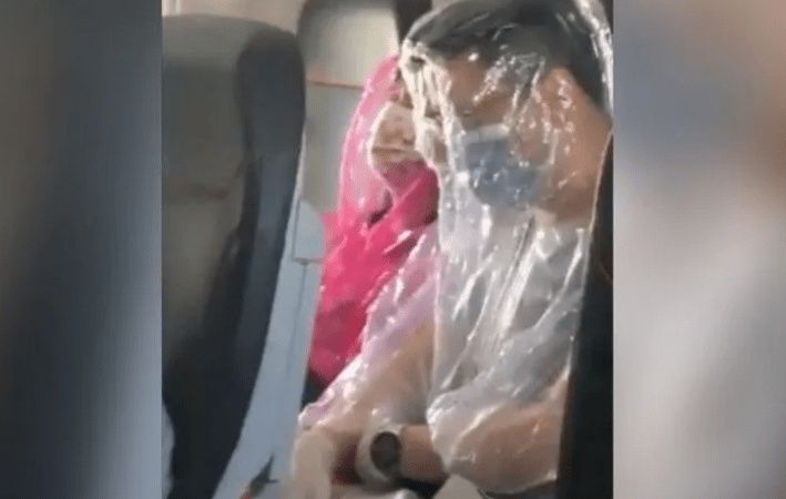 VIDEO | Pareja cubierta de plástico para protegerse del coronavirus