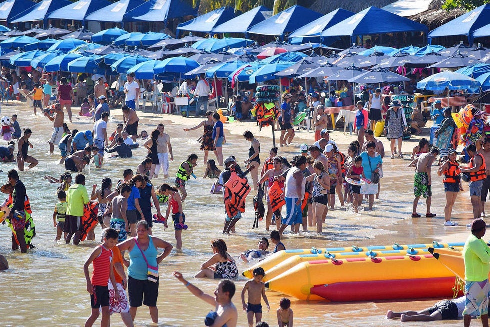 Sin temor a Dios ni al coronavirus, playas de Acapulco están casi al tope