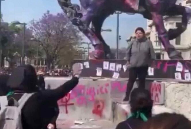 VÍDEO | Mujer enfrenta a encapuchadas que dañan monumento