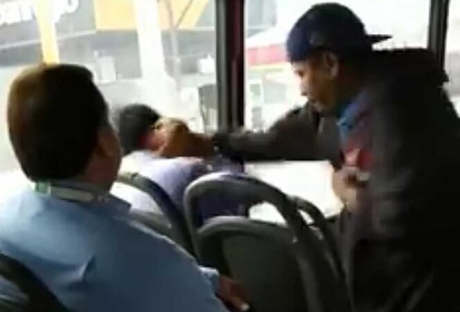 A golpes y empujones bajan de camión a ‘acosador’ en NL