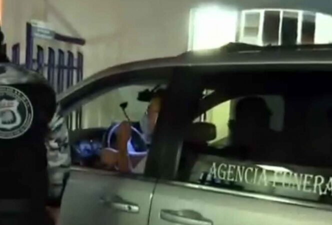 VÍDEO | Funeraria sin protocolo traslada al primer fallecido por coronavirus