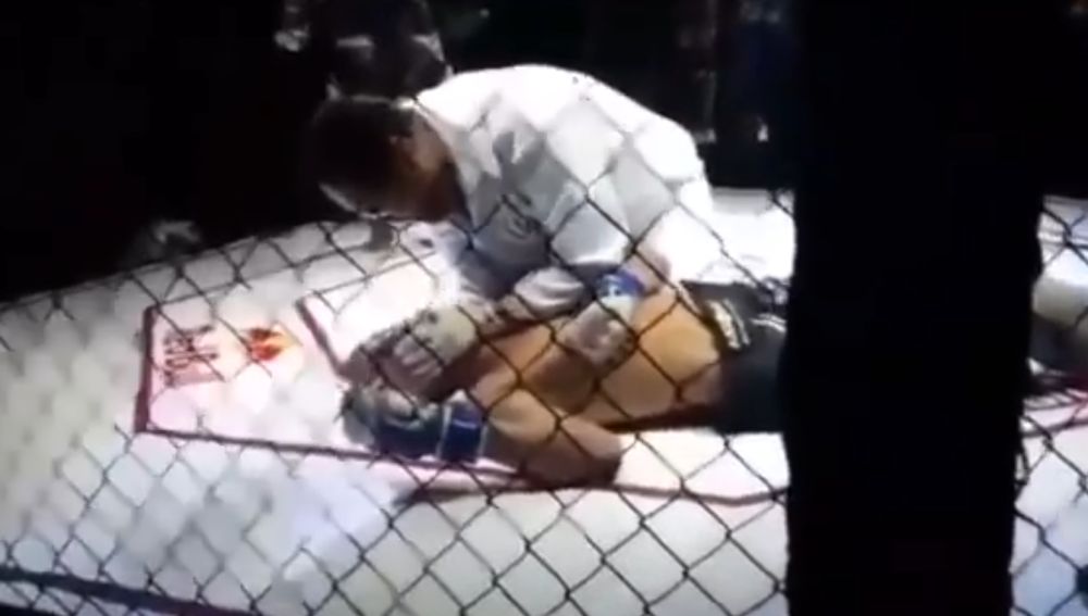 VIDEO | Luchador de MMA noquea a su rival con un brutal rodillazo