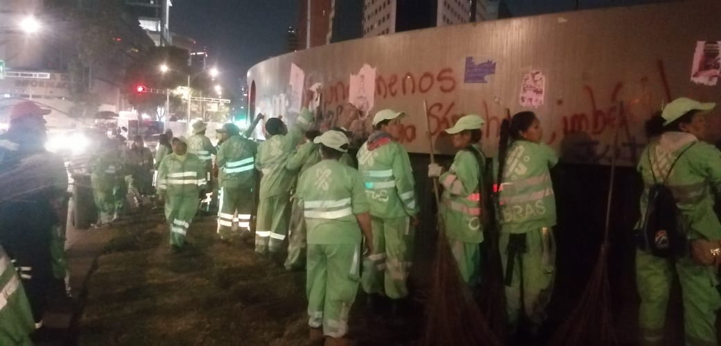 Brigada de limpieza manual limpian el vandalismo ocasionado en la marcha del #8M