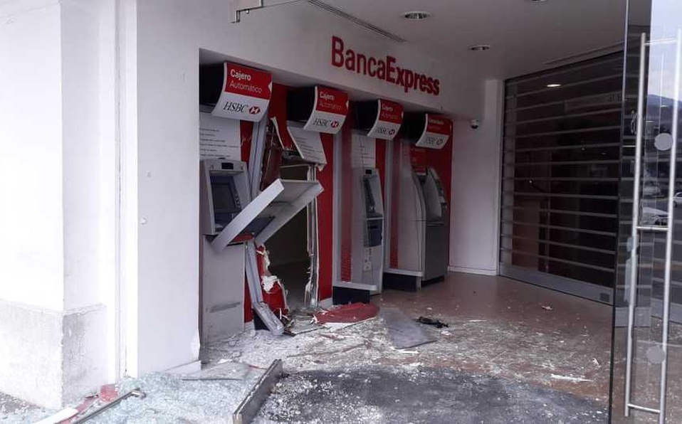 Destrozan cajeros HSBC en plaza comercial de Coacalco