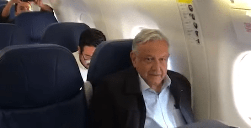 Aborda AMLO vuelo comercial y demuestra de qué está hecha la 4T, van 2 acaecidos