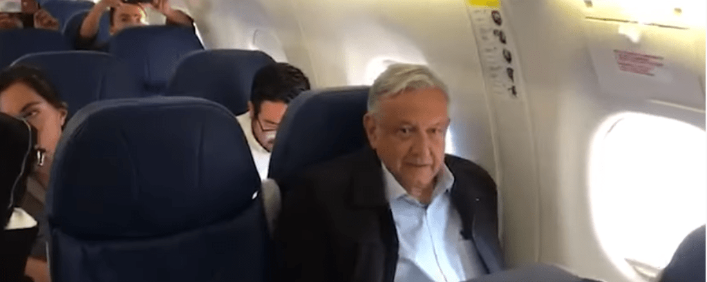 Aborda AMLO vuelo comercial y demuestra de qué está hecha la 4T, van 2 acaecidos