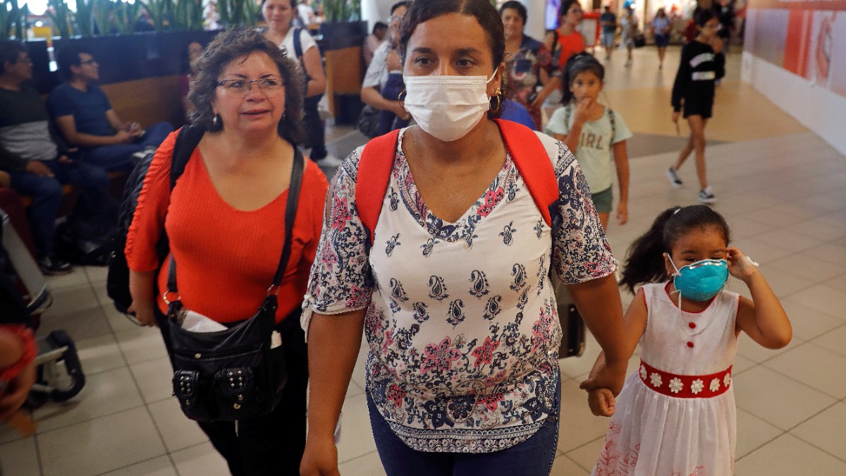 Ebrard agradece a aerolíneas por ayudar a mexicanos varados en Perú por coronavirus