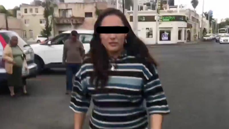 Mujer abandona a sus hijos “como castigo” afuera de una tienda