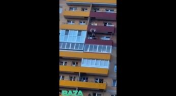 VIDEO | Oficiales rescatan a mujer que cae de un 15 piso