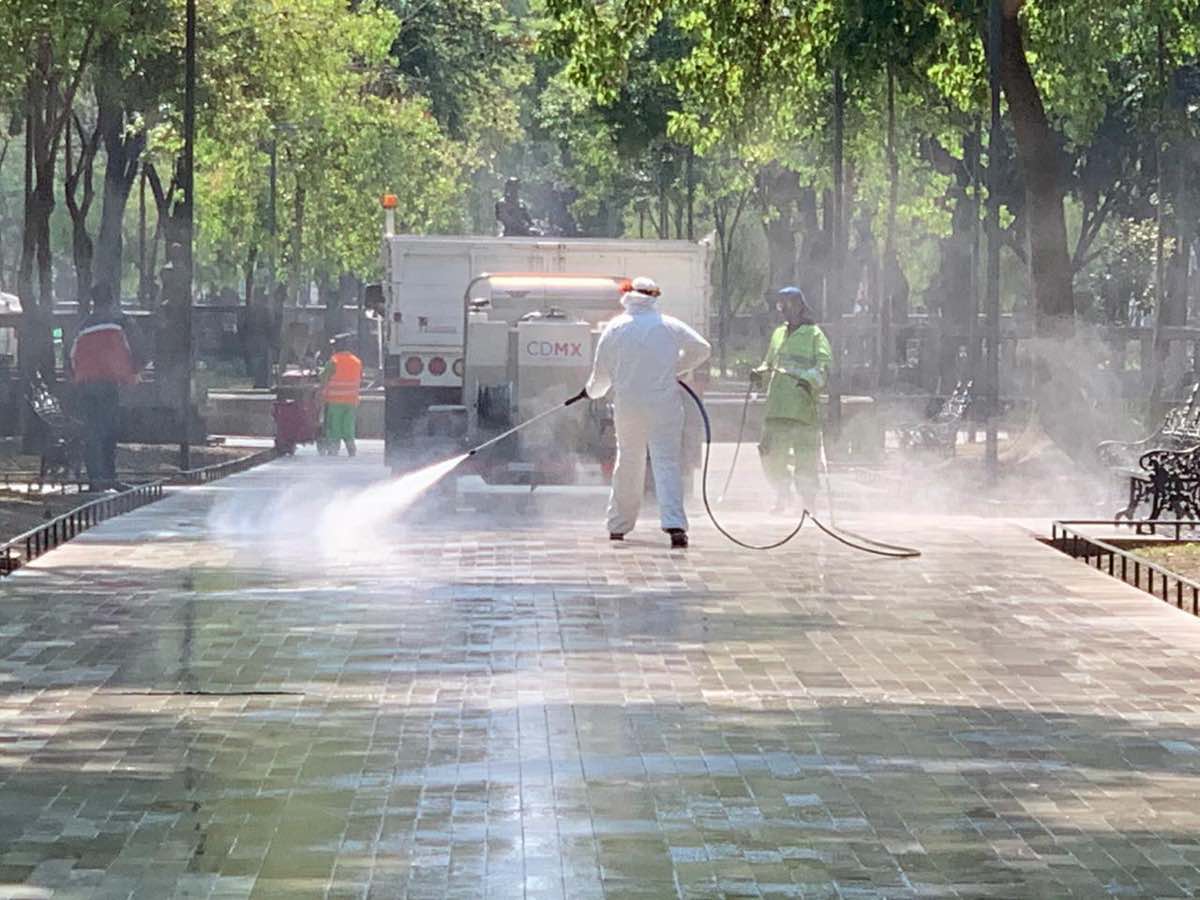 Sanitizan Alameda Central de la CDMX