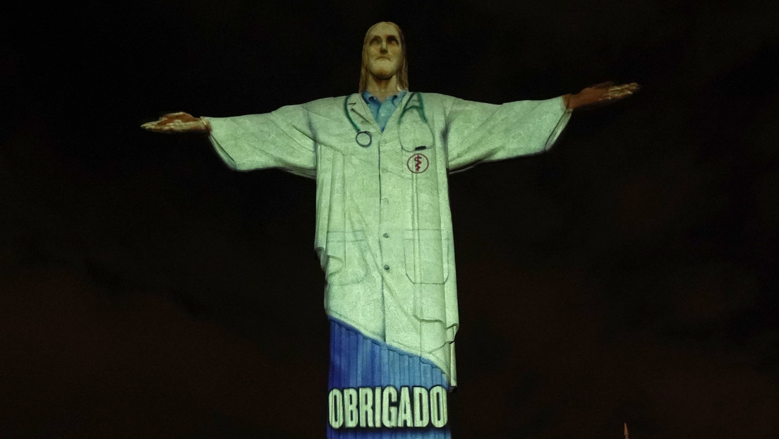 El Cristo Redentor es iluminado con un uniforme de médico