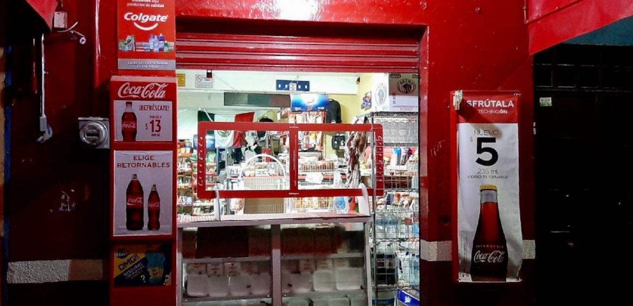 Coca-Cola reparte “pantallas de protección” para las tienditas de la esquina