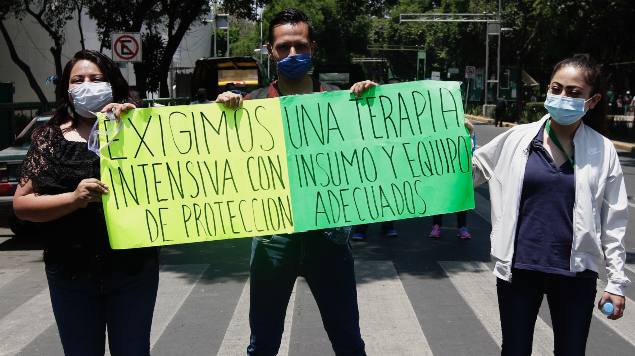 Médicos con pancartas