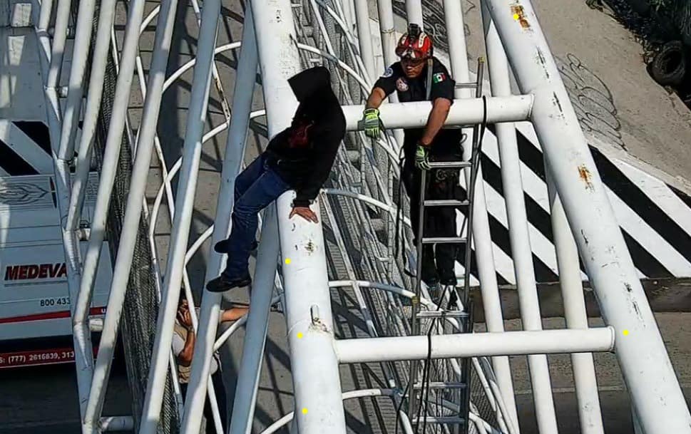 Hombre en puente