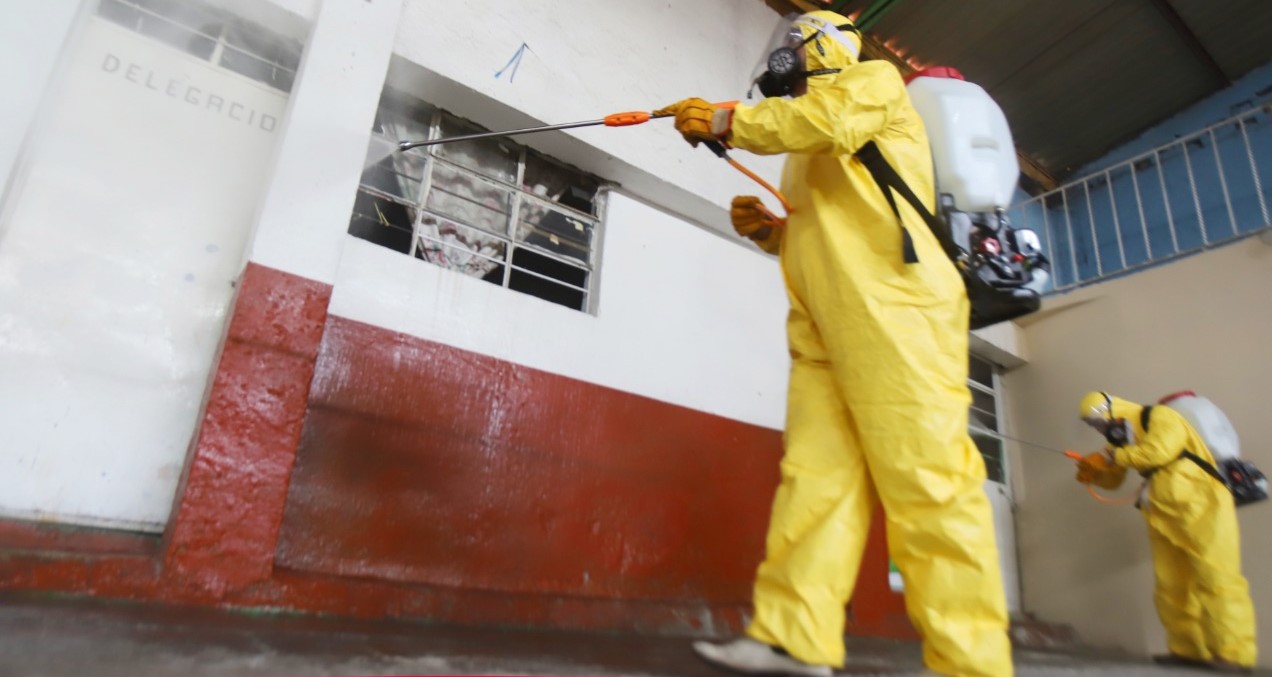 Hombre con traje amarillo