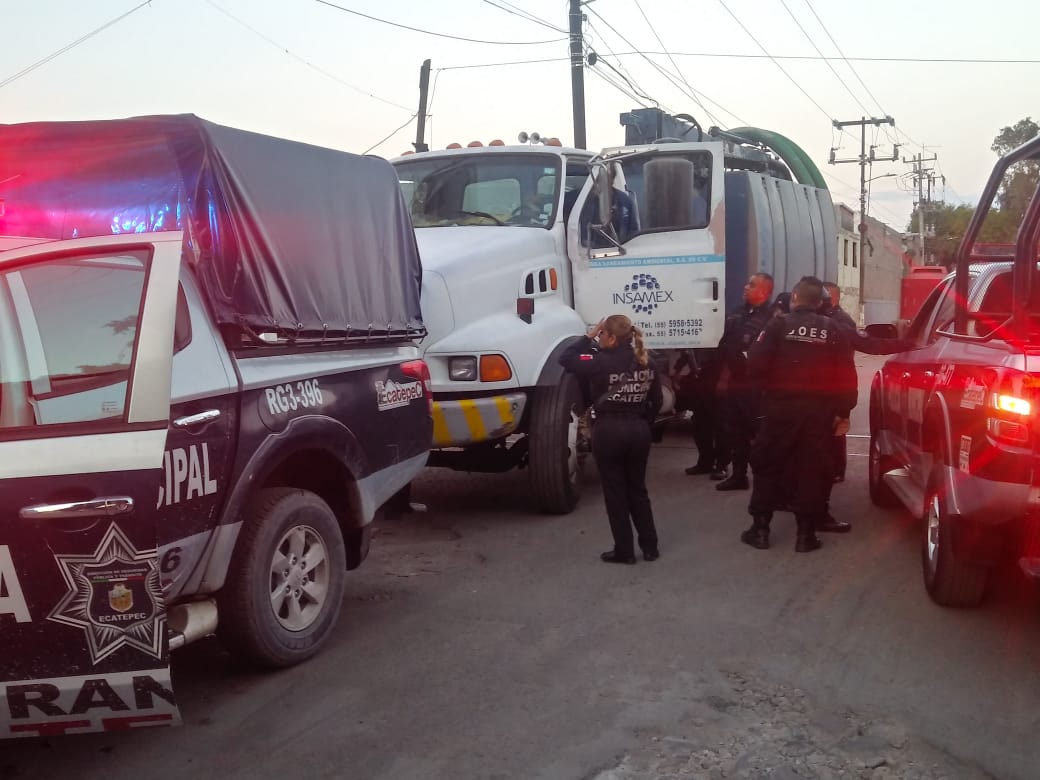 Detienen a hombre por descargar camión con desechos contaminantes en Gran Canal