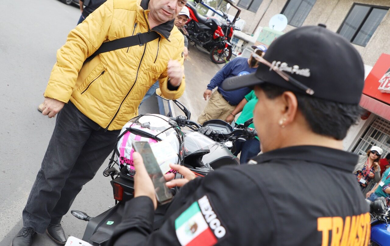 Hombre con moto