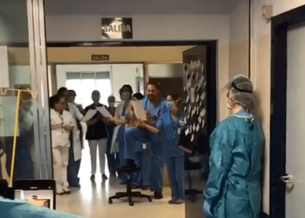 Cantan y oran médicos y enfermeras en hospital del mundo ante pandemia