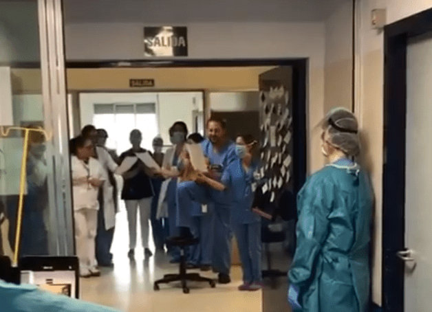 Cantan y oran médicos y enfermeras en hospital del mundo ante pandemia