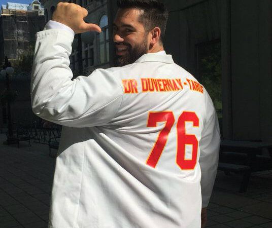 Duvernay-Tardif, jugador de los Chiefs, ayuda en contingencia por coronavirus