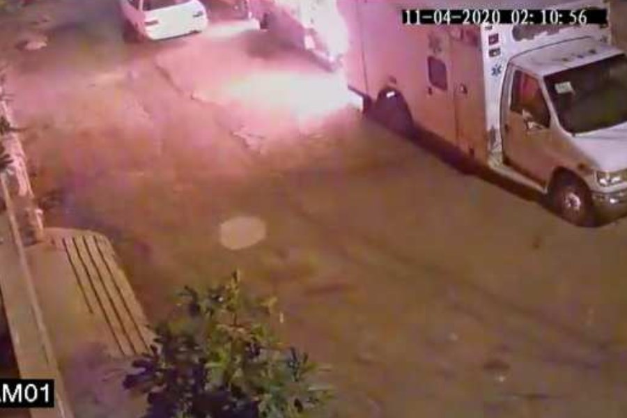 VÍDEO | Hombre incendia ambulancias estacionadas en Iztapalapa