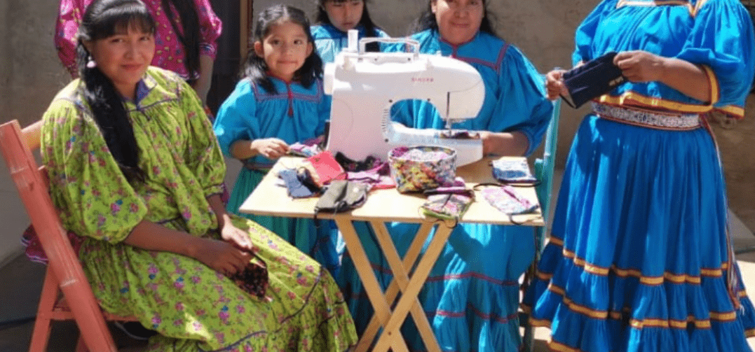 Rarámuris hacen cubre-bocas para enfrentar Covid19 con arte y elegancia