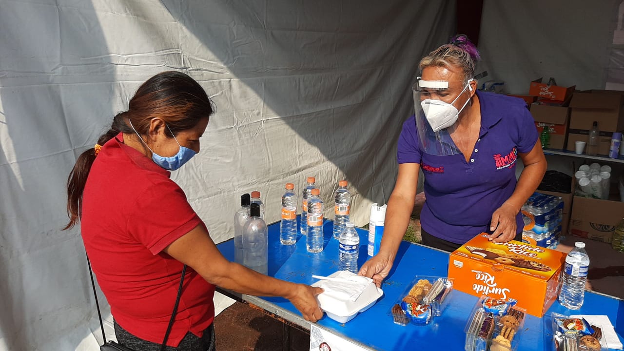 Familiares de pacientes con COVID-19 en Ecatepec reciben comida en hospitales