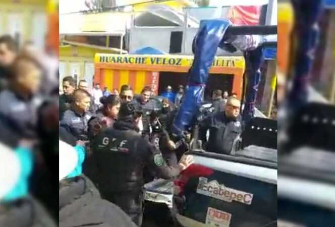 Enfermera pide sana distancia a policías y estos la agreden y arrestan en Ecatepec