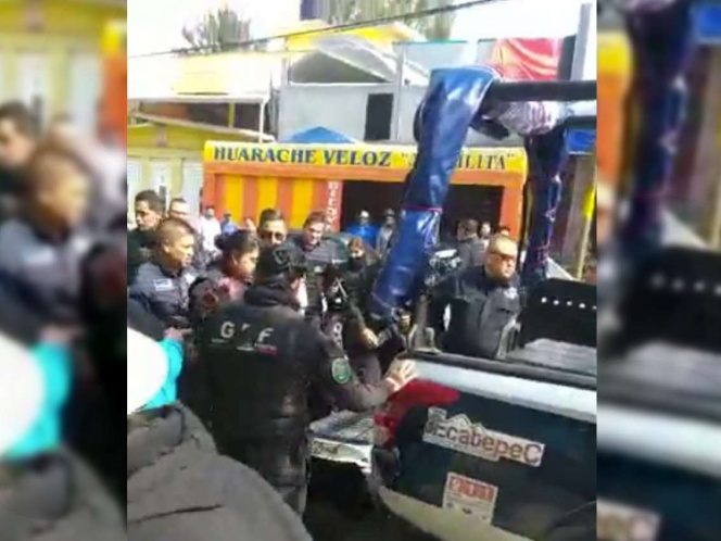 Enfermera pide sana distancia a policías y estos la agreden y arrestan en Ecatepec