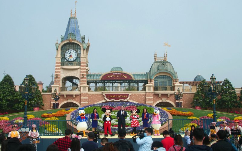 El parque Disneyland en Shanghai vuelve a abrir sus puertas a los visitantes