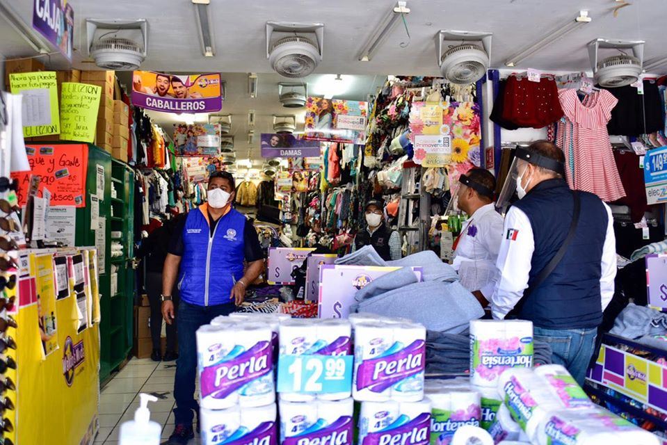 Policías en tienda